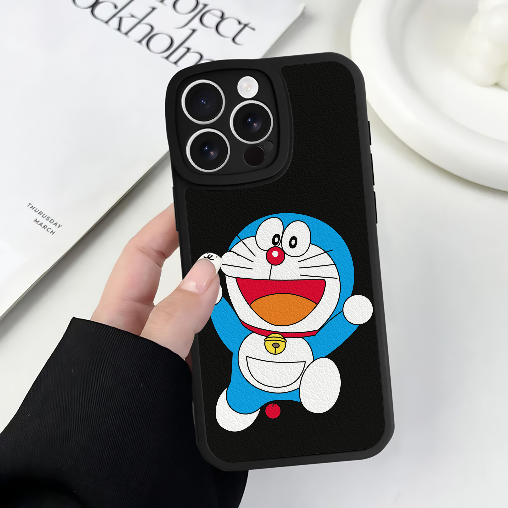 （画像用） ドラえもん Doraemon 【iPhone 16シリーズ対応】シリコンスマホケース（レザー調） 材質：シリコン